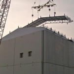 Саркофаг над первым реактором АЭС Фукусима. Фото newsru.com