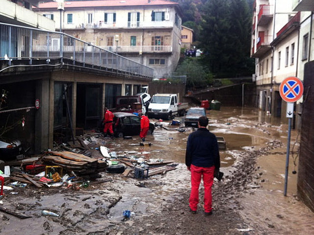 Не менее шести человек погибли и несколько пропали без вести в результате стихии, обрушившейся в пятницу на итальянскую область Лигурия  Sky TG24