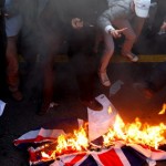 Сотни иранских студентов штурмовали британское посольство в Тегеране. Фото: EPA