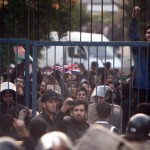 Сотни иранских студентов штурмовали британское посольство в Тегеране. Фото: EPA