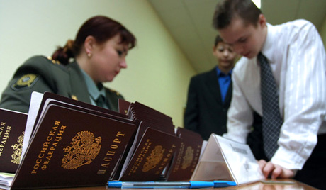 Выдача паспортов. Фото: РИА Новости