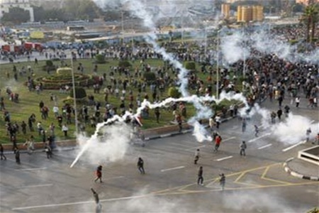 В Египте полиция и протестующие забросали друг друга камнями
