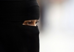 Согласно законам шариата, проживающие в королевстве женщины должны носить никаб - черное одеяние, с головы до ног окутывающее их тело