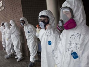 Японские рабочие на АЭС Фукусима в костюмах химзащиты