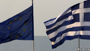 Власти Греции грозят выходом из евро, но некоторые эксперты считают, что таким образом они пытаются заручиться поддержкой людей