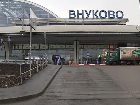 В аэропорту Внуково на автобус с рабочими упала балка