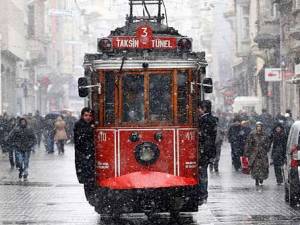 В Стамбуле снегом завалено все – от крыш до тротуаров