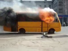 В Днепропетровске загорелась маршрутка с людьми