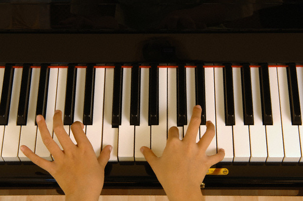 Если наши ценностные установки подчиняются правилу левой или правой руки, то как в таком случае обстоят дела у пианистов? (Фото Edith Held.)