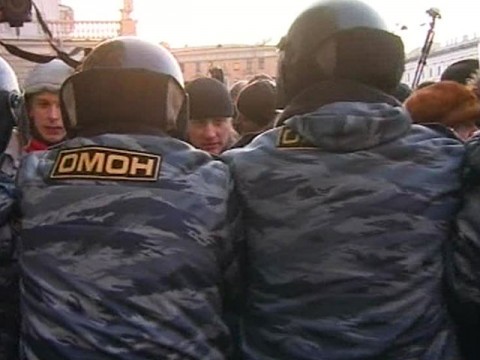 В Петербурге полицейских забросали "коктейлями Молотова"