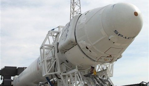 Ракета Falcon с капсулой SpaceX на пути к стартовой площадке. Фото: inquisitr.com