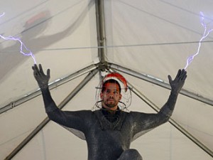 Девид Блейн в костюме Фарадея совершает уличную магию. Фото: lenta.ru