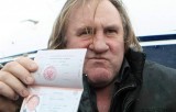 Жерар Депардье с российским паспортом. Фото: joyreactor.cc