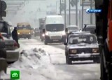 Водители пробиваются сквозь снег в Москве. Кадр НТВ