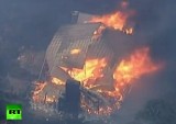 Лесной пожар уничтожает жилой дом в австралийском штате Виктория. Кадр RT
