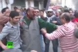 Жители Каира дерутся с представителями партии "Братья-мусульмане". Кадр RT
