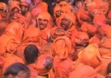 Индусы забросали друг друга краской на празднике Холи. Кадр NTDTV