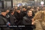 Полиция разогнала антигей-протест в Париже. Кадр Euronews