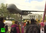 Американцы перед Белым домом протестуют против дронов-беспилотников. Кадр RT