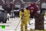 Рабочие убирают нефть с улиц Мэйфлауэра, штат Арканзас, США. Кадр RT
