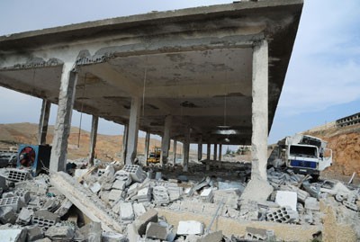 Разрушенное израильскими атаками здание в Джамрае, Сирия. Фото: SANA