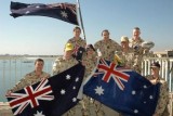 Австралийские военный с флагом своей страны. Фото: blackhive.net