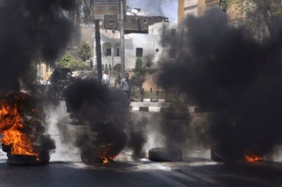 Демонстранты в знак протеста против "Братьев-мусульман" подожгли покрышки в Луксоре, Египет. Фото: SANA