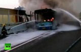 Пожарные тушат горящий автобус в городе Сямэнь, Китай. Кадр RT