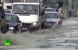Машины едут по затопленной дороге. Кадр RT