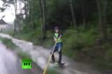 Экстремалы воспользовались наводнением в Германии. Кадр RT