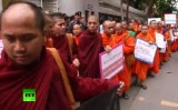 Буддисты перед посольством Индии в Таиланде. Кадр RT