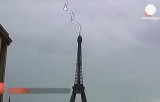 Молния бьёт в Эйфелеву башню. Кадр Euronews