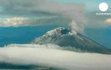 Дымящяся вершина вулкана Попокатепетль в Мексике. Кадр Euronews