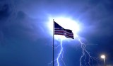 Флаг США на фоне удара молнии. Фото: EPA