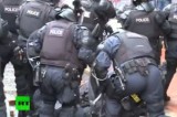 Товарищи поднимают раненого при беспорядках полицейского в Белфасте, Ирландия. Кадр RT