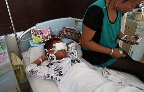 Ребёнку в Китае преступники вырезали глаза. Фото: CNN