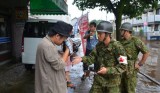 Военные эвакуируют жителей в Японии после сильных ливней. Фото: EPA