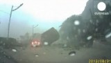 Валун едва не раздавил машину на Тайване. Кадр Euronews