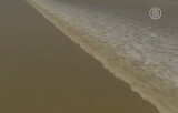 Необычный прилив в устье реки Цяньтан в Китае. Кадр NTDTV