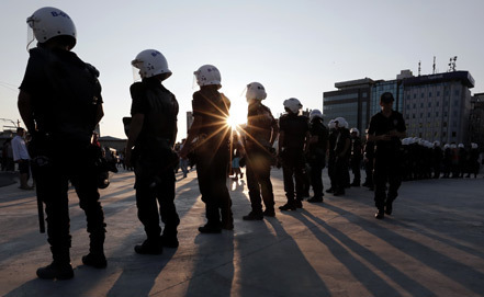 Полиция дежурит рядом с парком Гези в Стамбуле. Фото: ИТАР-ТАСС