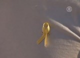 Символ акции против самоубийств в Греции - жёлтая ленточка. Кадр NTDTV