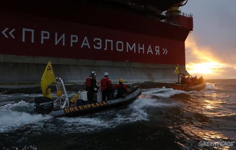 Экипаж судна Arctic Sunrise (GreenPeace) штурмует платформу "Приразломная". Фото: GreenPeace