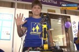 Робот управляемый биотоками мышц на научной выставке "Наука 0+" в МГУ. Кадр РИА Новости
