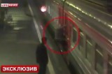 Пенсионерка проехала станцию на московской электричке, цепляясь снаружи за вагон. Кадр LifeNews