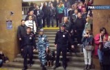 Полицейские устроили флешмоб в Московском метро. Кадр РИА Новости
