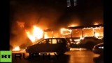 Пассажирский автобус сгорел у здания мэрии Омска. Кадр RT RUPTLY