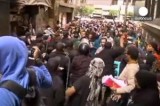 Египетские оппозиционеры из движения "6-го апреля" требуют освобождения своего лидера. Кадр Euronews