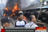 Горящие вагоны электрички после столкновения с бензовозом в Индонезии. Кадр Euronews