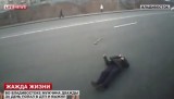 Дедушка во Владивостоке, которого сбил грузовик. Кадр LifeNews