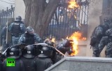 Сотрудники "Беркута" в огне от коктейлей Молотова в Киеве. Кадр RT
